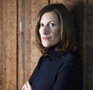 La regista Joanna Hogg sul set del film Archipelago