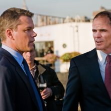 Matt Damon con Michael Kelly nel film I guardiani del destino