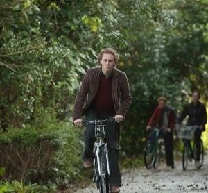 Tom Hiddleston in una scena del film Archipelago