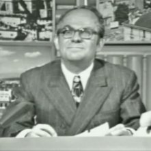 Alighiero Noschese imita il giornalista Mario Pastore.