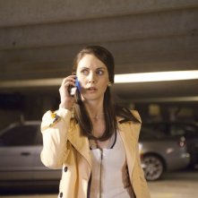 Alison Brie minacciata da qualcosa o qualcuno in un'inquietante scena di Scream 4