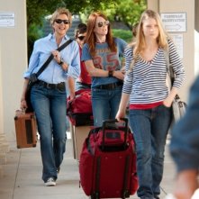 Annette Bening, Julianne Moore alle spalle di Mia Wasikowska nel film The Kids Are All Right