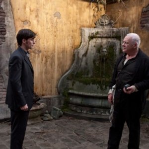 Anthony Hopkins e Colin O'Donoghue in una scena del film The Rite