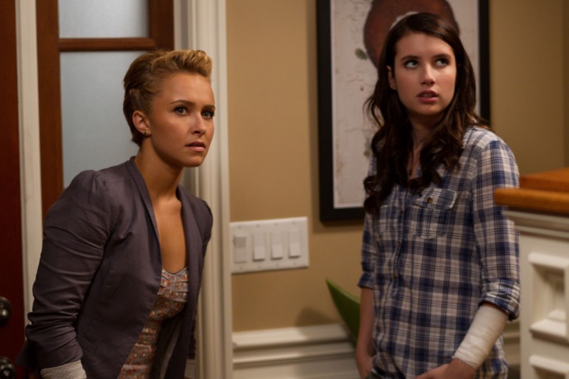 Emma Roberts e Hayden Panettiere in cerca del killer una scena di Scream 4