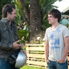 Josh Hutcherson e Mark Ruffalo nel film The Kids Are All Right