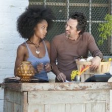 Yaya DaCosta e Mark Ruffalo nel film The Kids Are All Right