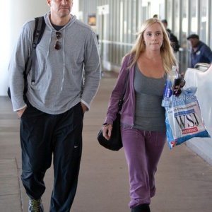 David Boreanaz e sua moglie Jaime Bergman arrivano all'aeroporto di Los Angeles