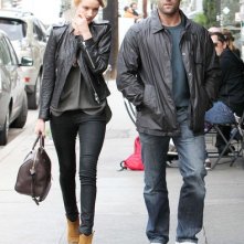 Jason Statham e la sua amica Rosie Huntington-Whiteley attraversano una strada insieme