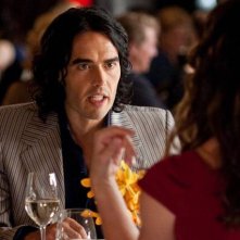 Russell Brand in una scena di Arthur