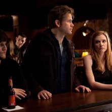 Alaric (Matthew Davis) e Jenna (Sara Canning) al bar nell'episodio The House Guest di Vampire Diaries