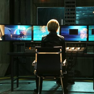 Chloe (Allison Mack) davanti ai computer nell'episodio Collateral di Smallville