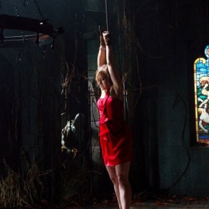 Chloe (Allison Mack) legata e appesa in una scena dell'episodio Masquerade di Smallville