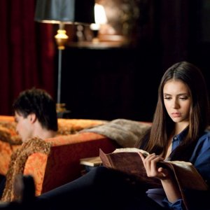 Damon (Ian Somerhalder) e Katherine (Nina Dobrev) nell'episodio The House Guest di Vampire Diaries