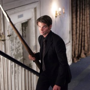 Elijah (Daniel Gillies) con un palo in mano nell'episodio Rose di Vampire Diaries