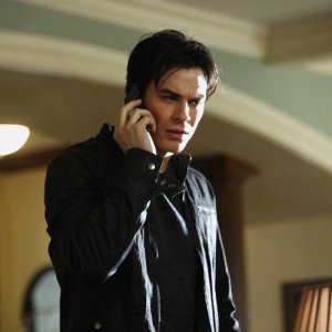 Ian Somerhalder al cellulare nell'episodio By the Light of the Moon di Vampire Diaries