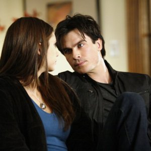 Ian Somerhalder guarda negli occhi Nina Dobrev nell'episodio By the Light of the Moon di Vampire Diaries