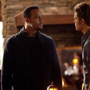 Il Dott. Martin (Randy J. Goodwin) e Stefan (Paul Wesley) nell'episodio The House Guest di Vampire Diaries