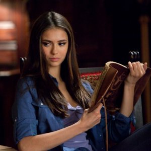 Katherine (Nina Dobrev) con un diario di Jonathan Gilbert nell'episodio The House Guest di Vampire Diaries