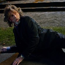 Lionel (John Glover) a terra in una scena dell'episodio Beacon di Smallville