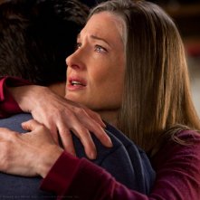 Martha (Annette O'Toole) abbraccia Clark (Tom Welling) nell'episodio Beacon di Smallville