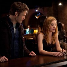 Matthew Davis e Sara Canning nell'episodio The House Guest di Vampire Diaries