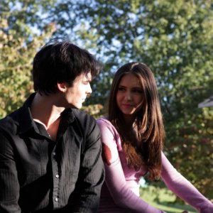 Nina Dobrev sorride a Ian Somerhalder sul set dell'episodio Rose di Vampire Diaries