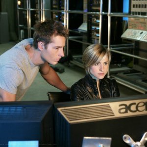 Oliver (Justin Hartley) e Chloe (Allison Mack) a lavoro nell'episodio Collateral di Smallville