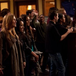 Sara Canning, Katerina Graham e Nina Dobrev in una scena di The House Guest di Vampire Diaries
