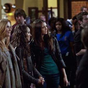 Sara Canning, Katerina Graham e Nina Dobrev nell'episodio The House Guest di Vampire Diaries