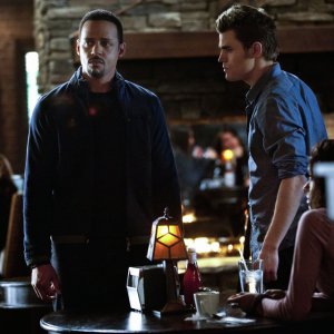 Stefan (Paul Wesley) parla con il Dott. Martin (Randy J. Goodwin) nell'episodio The House Guest di Vampire Diaries