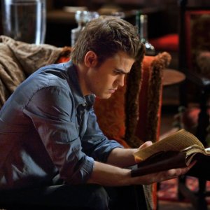 Stefan (Paul Wesley) sfoglia i diari dei Gilbert nell'episodio The House Guest di Vampire Diaries