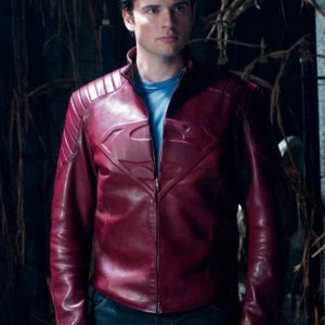 Tom Welling con il nuovo costume dell'episodio Masquerade di Smallville