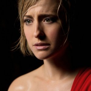 Un primo piano di Chloe (Allison Mack) nell'episodio Masquerade di Smallville