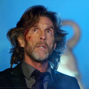 Un primo piano di John Glover nell'episodio Beacon di Smallville