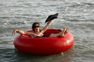 Anna Bonaiuto in una scena del film Tutti al mare