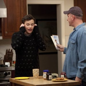 Chris Colfer e Mike O'Malley nell'episodio Sexy di Glee