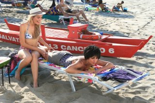 Claudia Zanella e Ambra Angiolini nel film Tutti al mare