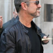 Il cantante George Michael dopo essere stato intervistato dalla BBC