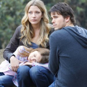 Jason Ritter e Sarah Roemer nell'episodio And Then There Were More di The Event