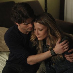 Jason Ritter e Sarah Roemer nell'episodio Inostranka di The Event