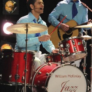 John Stamos nell'episodio Sexy di Glee