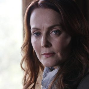 Laura Innes nell'episodio Inostranka di The Event