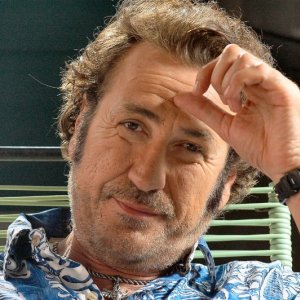 Primo piano di Marco Giallini dal film Tutti al mare