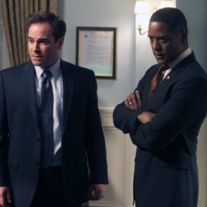 Roger Bart e Blair Underwood nell'episodio Inostranka di The Event