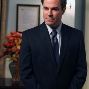 Roger Bart nell'episodio Inostranka di The Event
