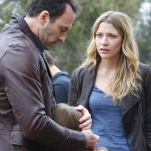 Scott Patterson, Anna Clark e Sarah Roemer nell'episodio And Then There Were More di The Event
