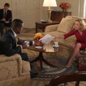 Virginia Madsen e Blair Underwood nell'episodio And Then There Were More di The Event