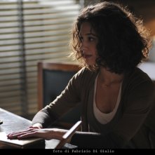 Ana Caterina Morariu in una scena dell'episodio L'età del dubbio de Il commissario Montalbano