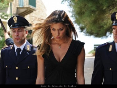 Belen Rodriguez in una scena dell'episodio Il campo del vasaio de Il commissario Montalbano