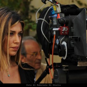 Belen Rodriguez sul set dell'episodio Il campo del vasaio de Il commissario Montalbano